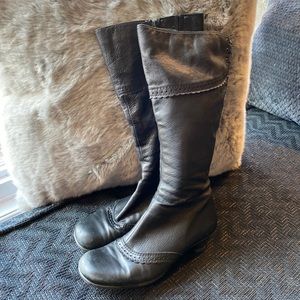 Classy black La Canadienne Tahra boots size 7 1/2